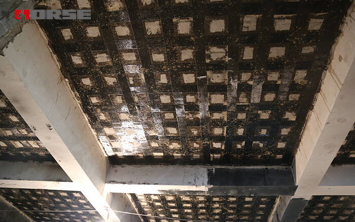 serat karbon memperkuat retakan