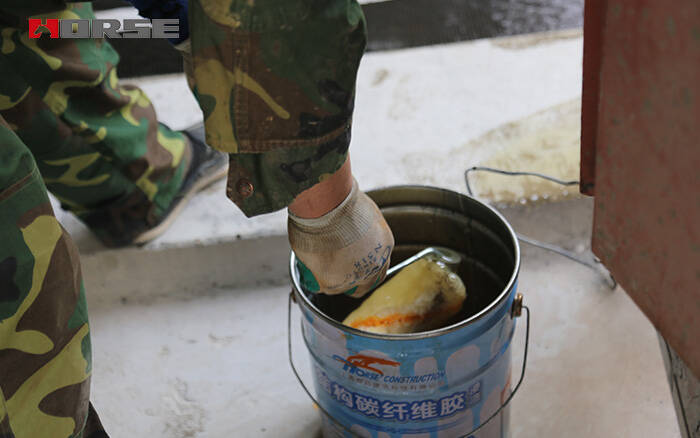 lempeng diperkuat dengan kain serat karbon