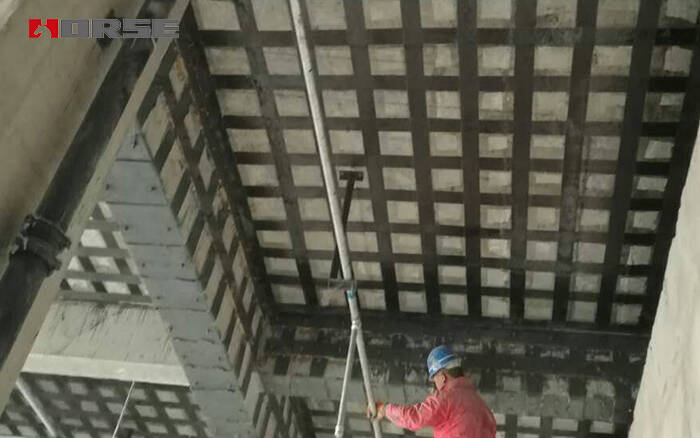 Penguatan retak lempeng dengan bungkus FRP
