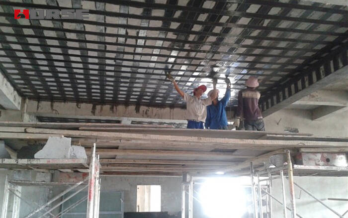Kain serat karbon yang digunakan dalam penguatan flexural lempeng