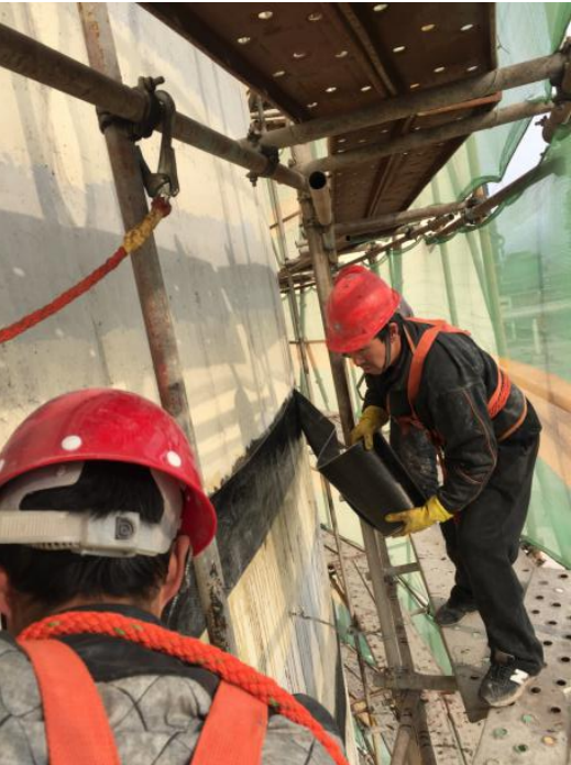 Serat karbon CFRP yang diikat ke silo
