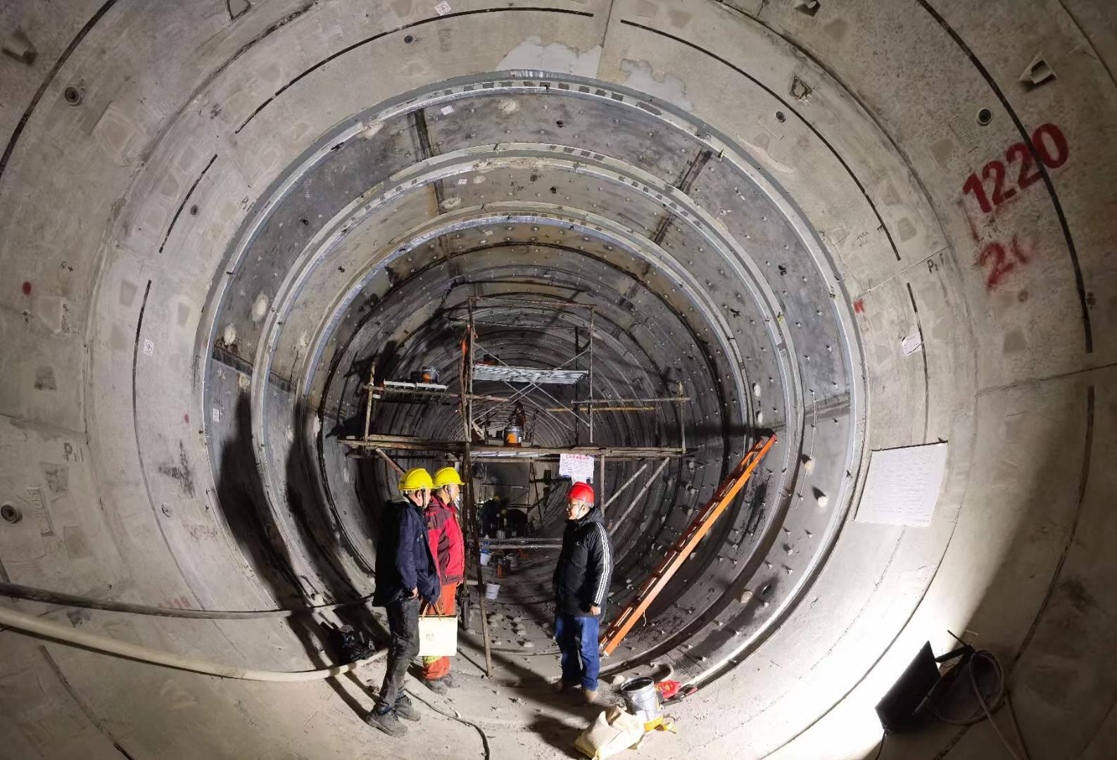 Penguatan Terowongan Bawah Tanah dengan Perekat Selubung Baja HM-120M