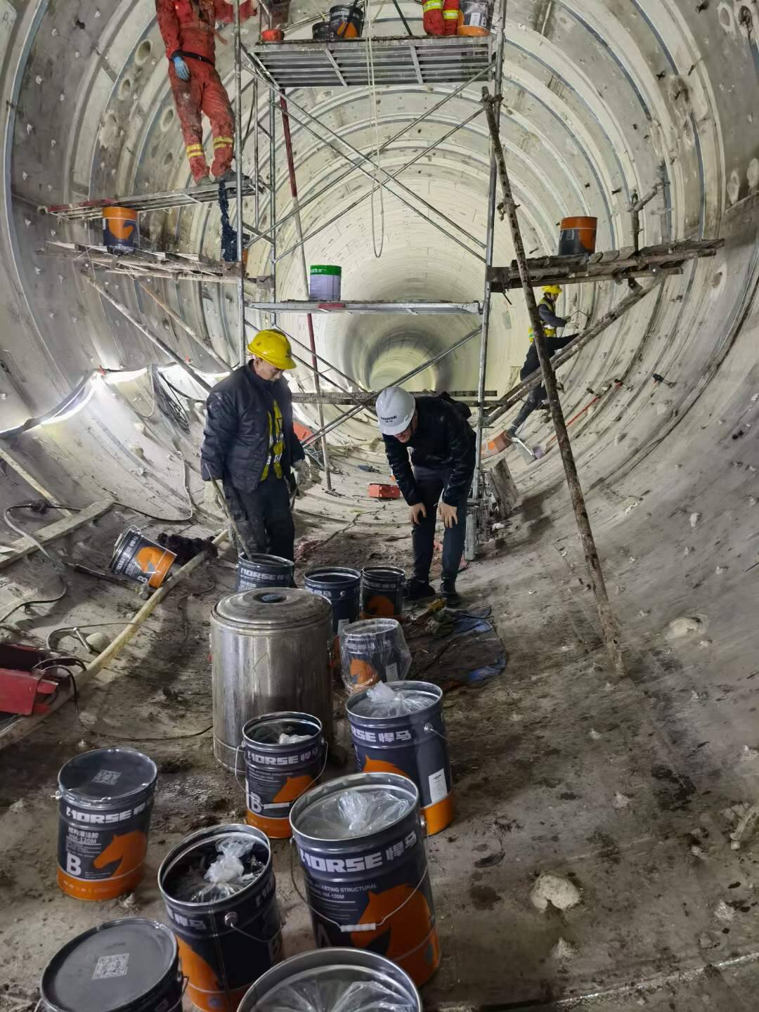 Penguatan Terowongan Bawah Tanah dengan Perekat Selubung Baja HM-120M