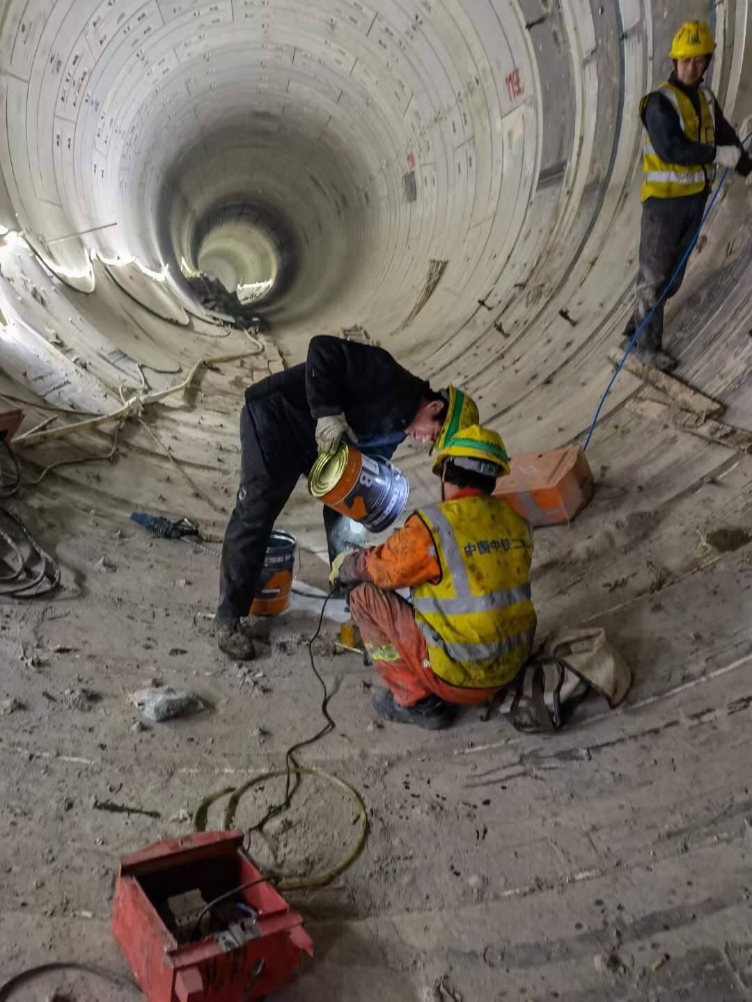 Penguatan Terowongan Bawah Tanah dengan Perekat Selubung Baja HM-120M