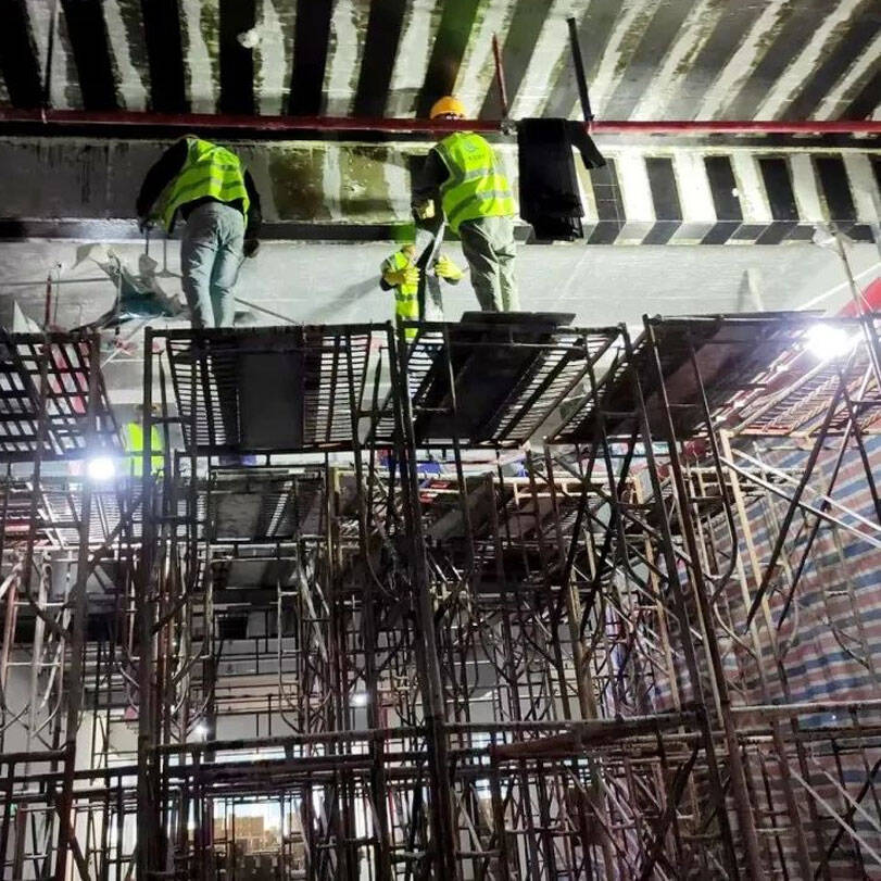 pelat lantai dan balok dengan lembaran serat karbon