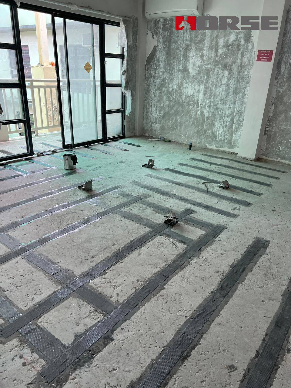 Perbaikan Retak pada Pelat Lantai Beton dengan Injeksi Retak dan Lembaran Serat Karbon