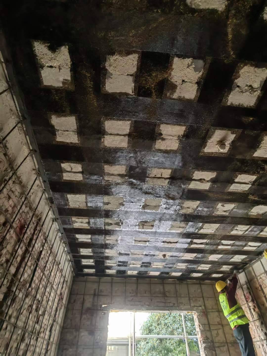 Alasan penguatan vila ini adalah renovasi vila yang umum. Setelah unit konsultasi desain dan pemilik memutuskan untuk memperkuat lantai vila dengan pelat baja dan tulangan serat karbon, dan memperkuat balok dengan pelat baja dan pelapis baja.