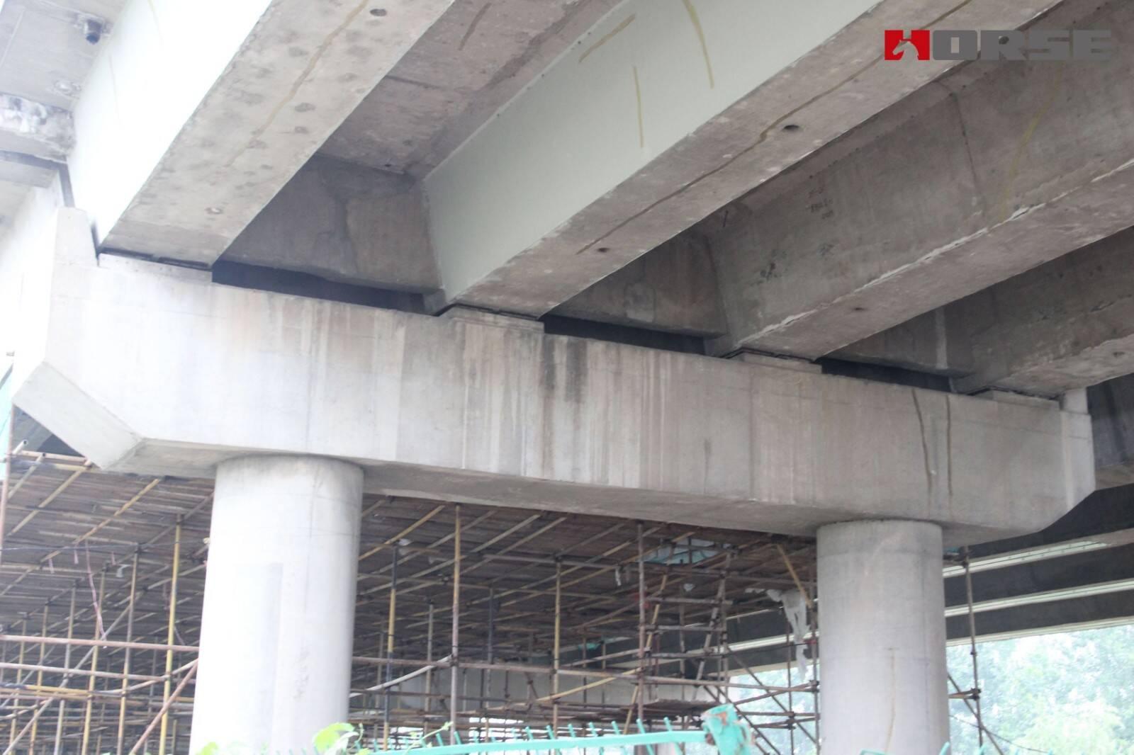 memperbaiki retakan pada jembatan