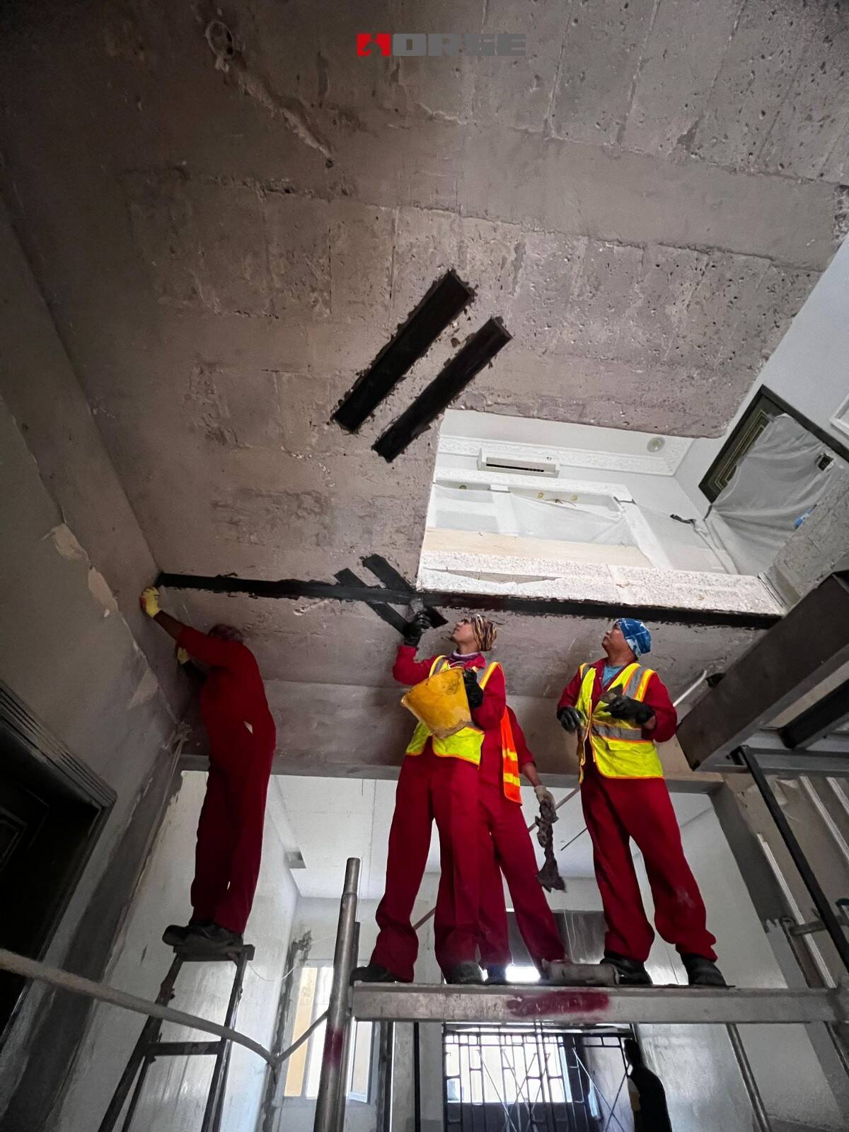 Perkuatan Pelat Beton dengan Bukaan Menggunakan Serat Karbon