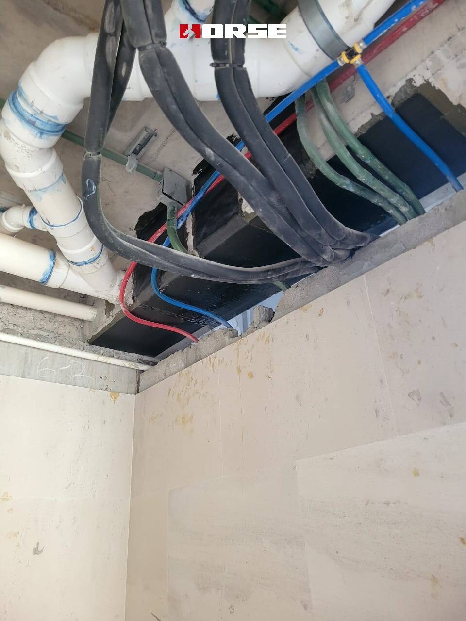 Penguatan Lubang di Apartemen dengan Serat Karbon