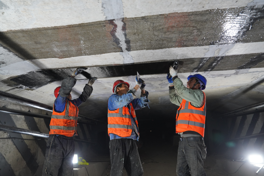 terapkan serat karbon pada jembatan