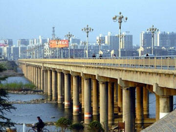 Penguatan pelat baja Jembatan Yi Longwan dengan perekat perfusi