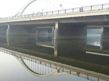 Penguatan serat karbon pada jembatan overrun yang ada