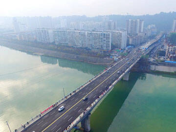 Bungkus serat karbon memperkuat dan memperbaiki jembatan tua