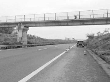 Jembatan pejalan kaki pelat berongga biasa yang diperkuat laminasi serat karbon dua lapis