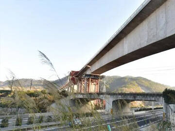 Jembatan Balok Kontinu RC Bertulang Serat Karbon Prategang