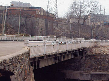 Retakan Jembatan yang Diperkuat Serat Karbon CFRP