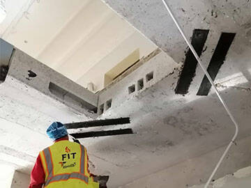 Perkuatan Pelat Beton dengan Bukaan Menggunakan Serat Karbon